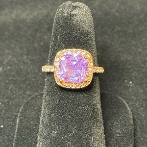 Avon Signature Collection LOVE AT FIRST SIGHT RING
Rose Goldtone size 6